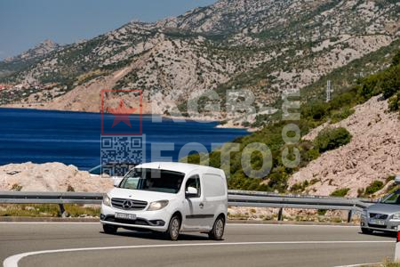 _7049645-zuPM0R