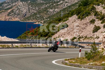 _7040740