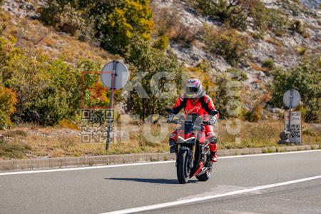 _9135173-4Qsc8g